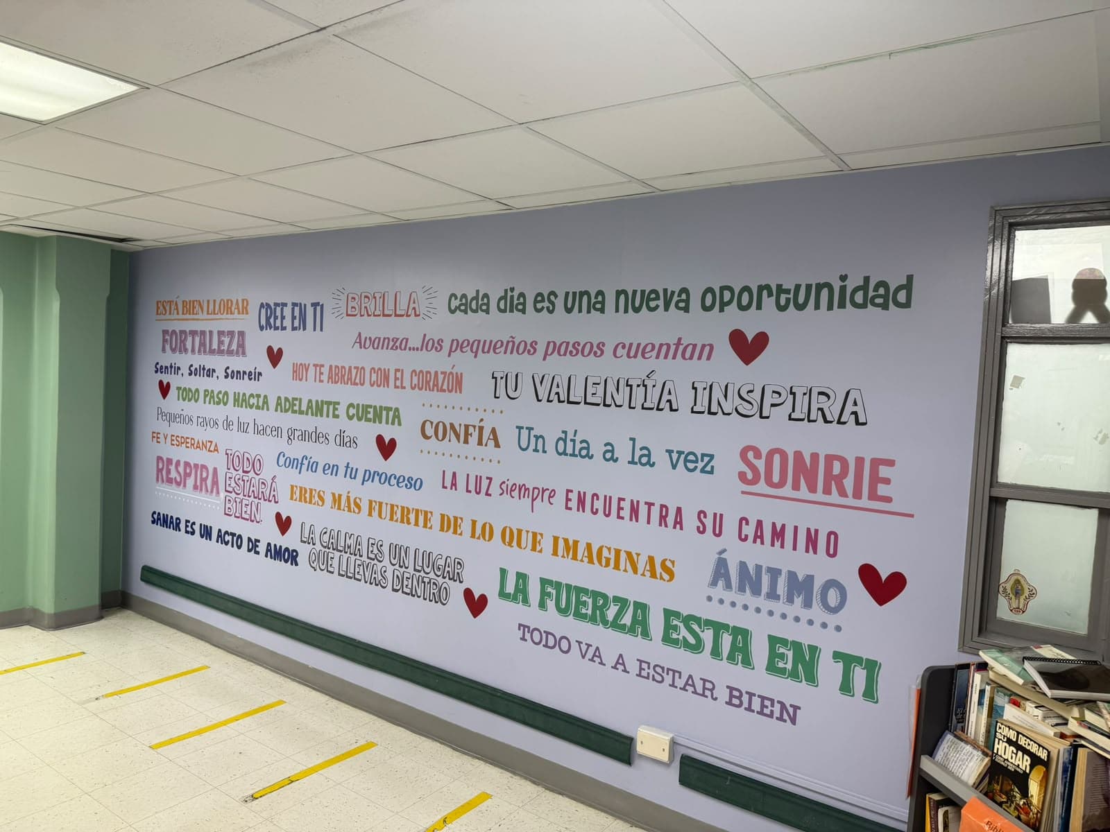 Rincón de lectura instalado en la sala de espera, parte de la campaña de libros