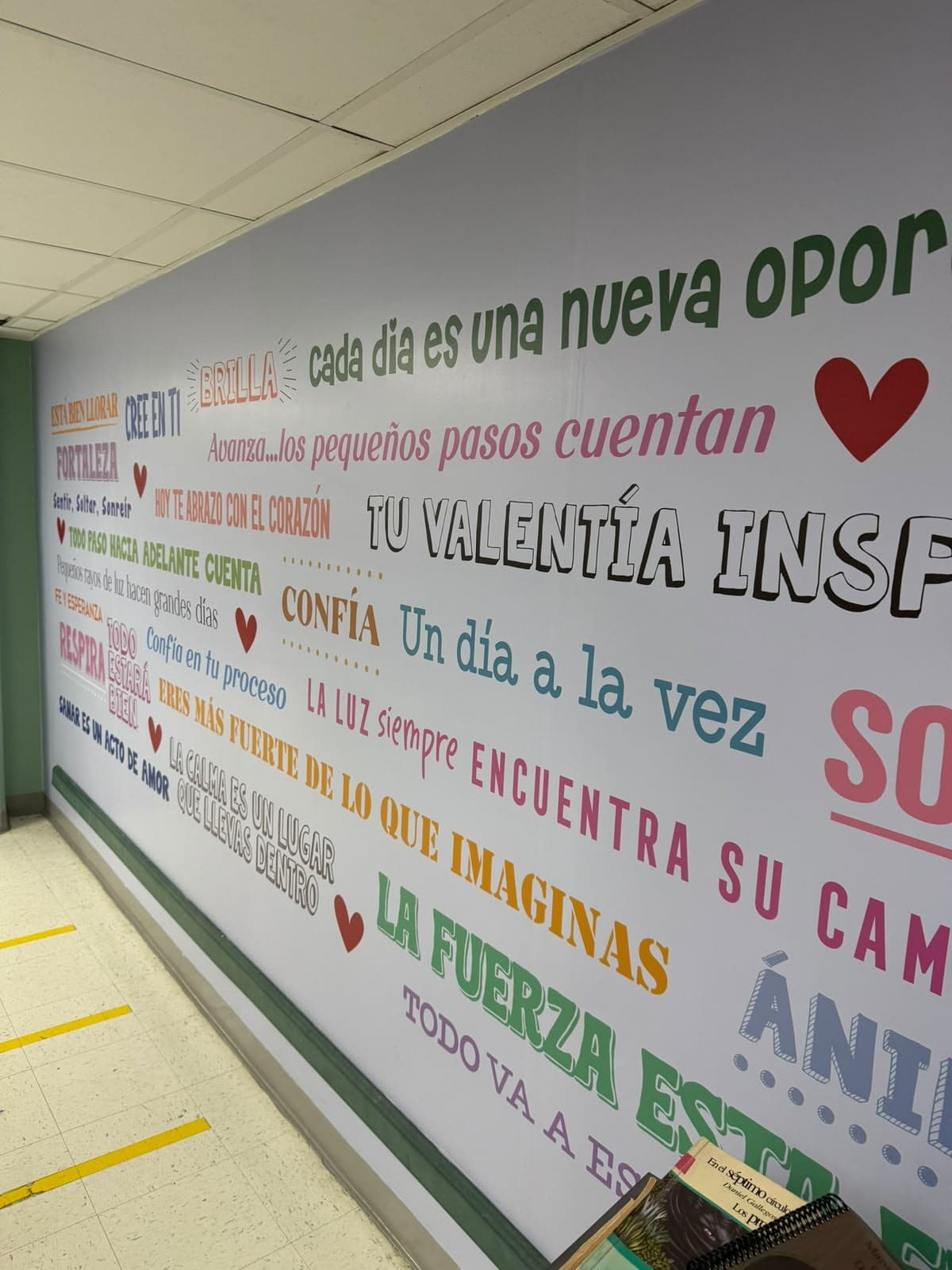 Libros donados para acompañar a pacientes y familias durante la espera