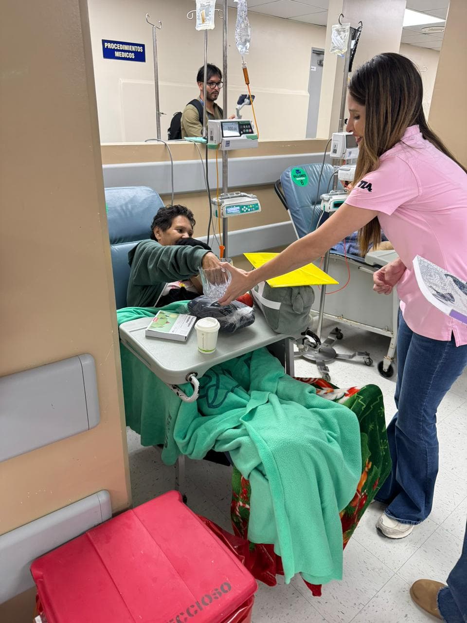 Personal médico realizando un chequeo de salud durante la visita